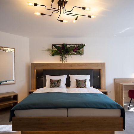 Bed And Breakfast - Homburg Am Main ภายนอก รูปภาพ